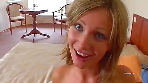 Sultry slut loves to fuck with a girl